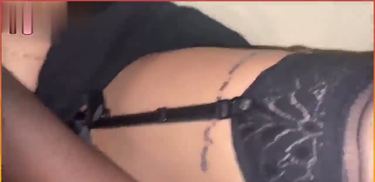 Karısına süpriz yapıp zenci kiralıyor